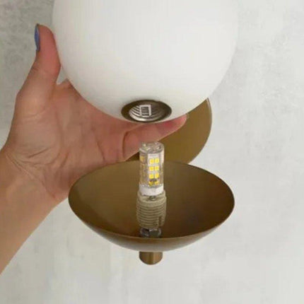 Arandela de Pared Dorada Globo Vidrio Opalino